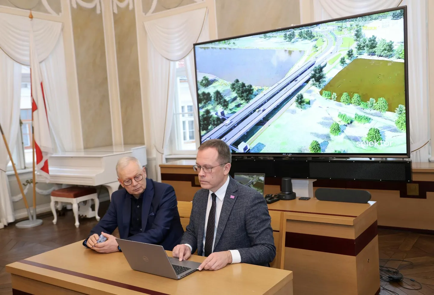 Sõpruse sild on Tartu tuleva aasta linnaeelarve kalleim investeeringuobjekt. Eile allkirjastasid ASi Tref juhatuse liige Andres Gailit (vasakul) ja linnapea Urmas Klaas Sõpruse silla remondi lepingu. Koos tänavate uuendamisega on ettevõtmise maksumus 18,37 miljonit eurot.