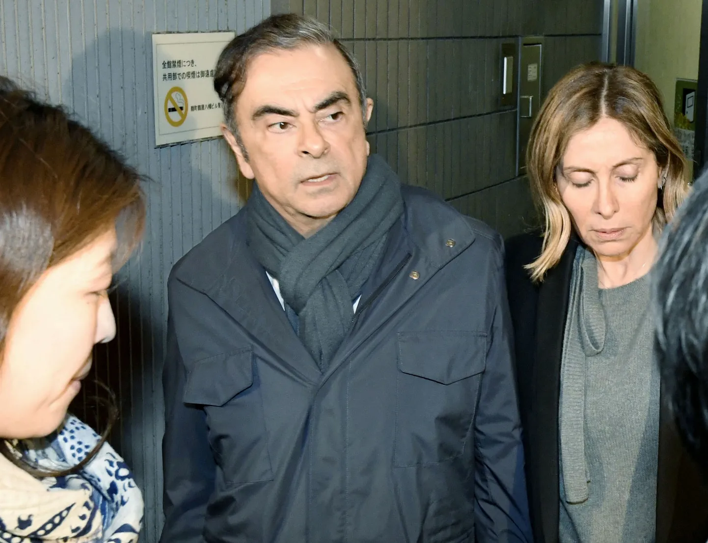 Carlos Ghosn oma advokaadi kontorist lahkumas.