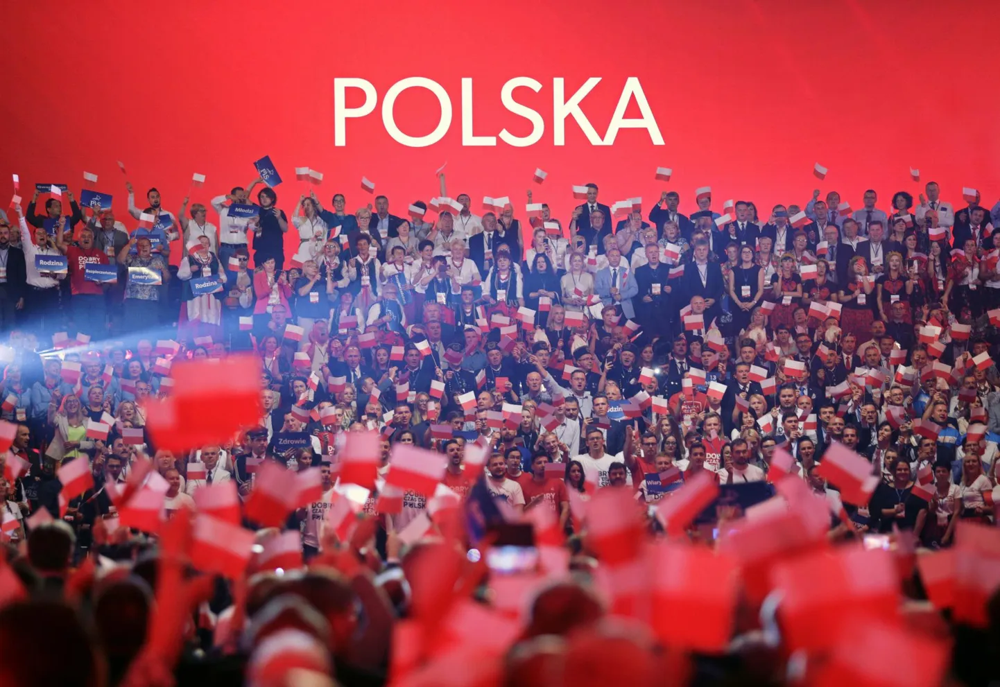 Õiguse ja Õigluse (PiS) erakonna parteikonverents kuu alguses Lublinis. Võimuerakond lubab tõsta alampalka, maksta kahel korral aastas lisapensioni ja tõsta põllumeeste toetused lääneriikidega samale tasemele.