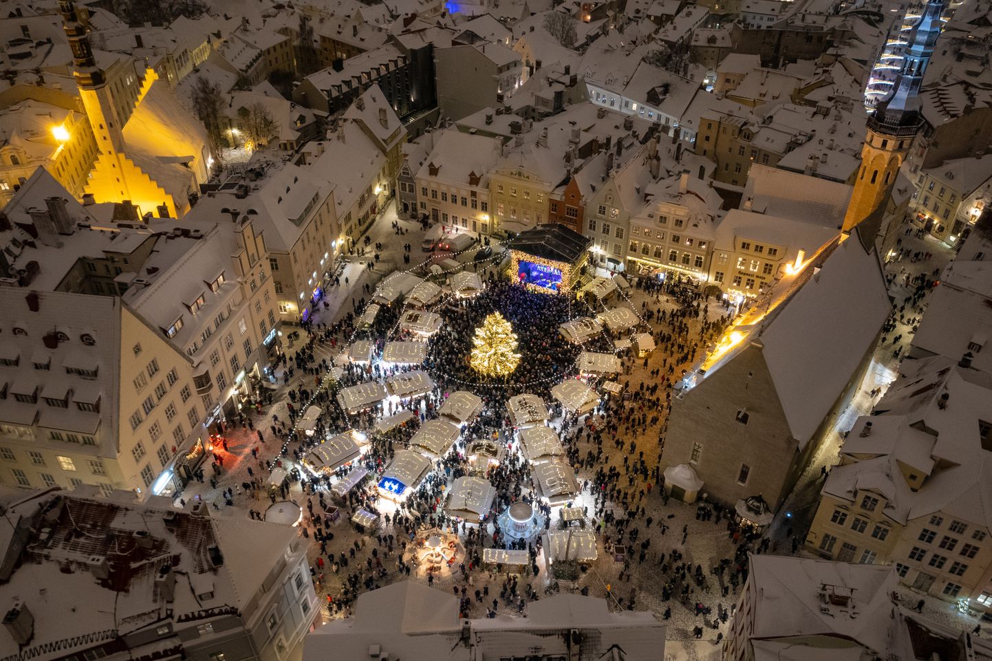Рождественский рынок на Ратушной площади Таллинна. Снимок иллюстративный.