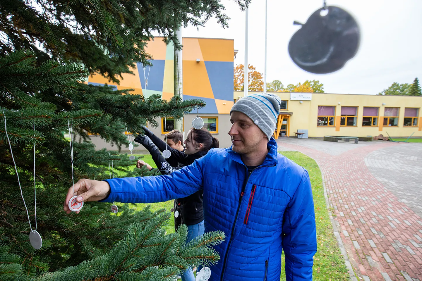 Võta ja too juurde: helkuripuu kampaania pakub võimalust haarata puult kaasa helkur, ent kodus kasutult seisvad helkurid võib asemele tuua. Esmaspäeval ehtis Türi noortekeskuse juures helkuripuud keskuse juht Sulo Särkinen.