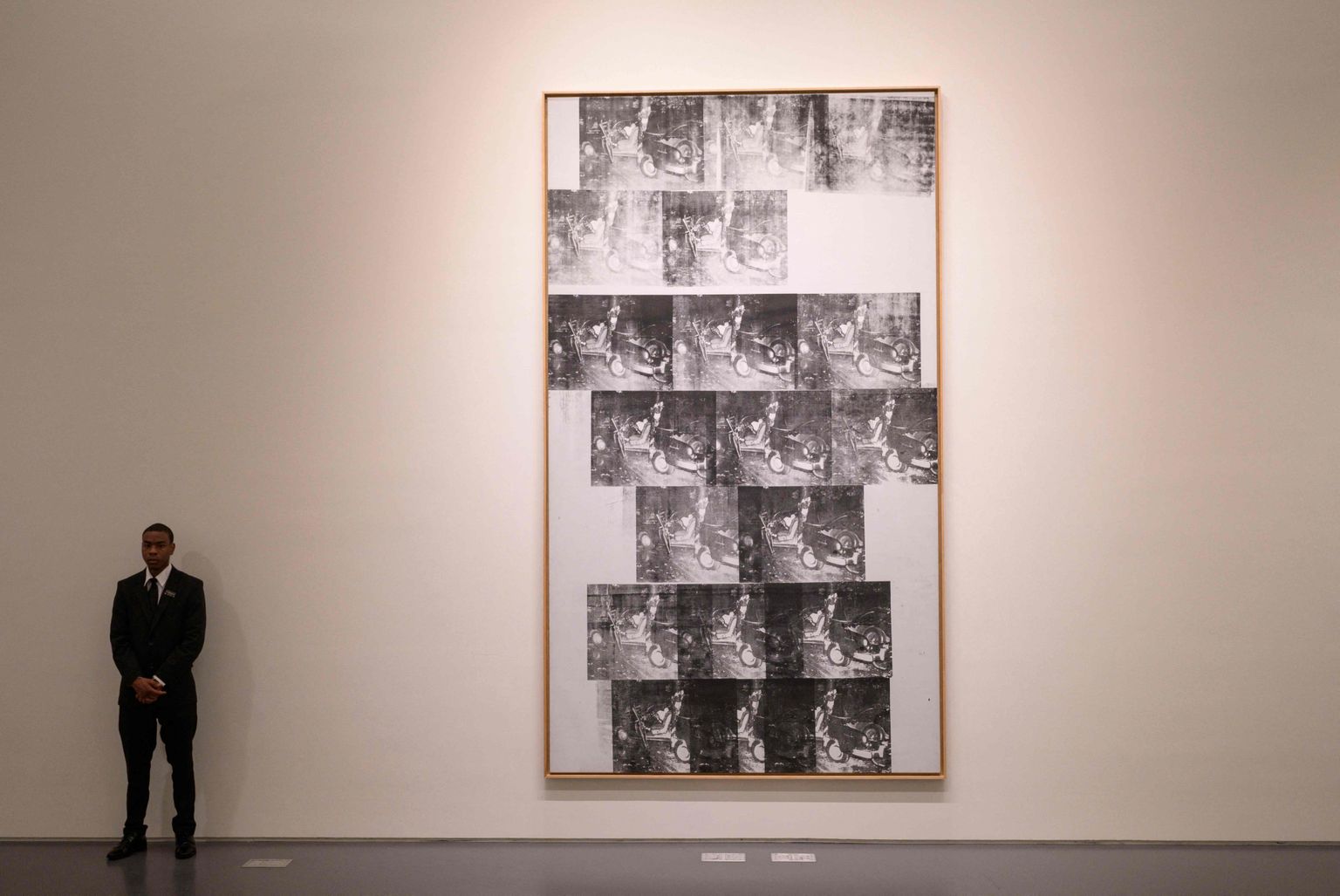 USA kunstniku Andy Warholi teos «White Disaster (White Car Crash 19 Times)» («Valge katastroof (Valge autoõnnetus 19 korda») müüdi New Yorgi Sotheby’se oksjonimaja oksjonil 85,4 miljoni dollariga (81,9 miljonit eurot)