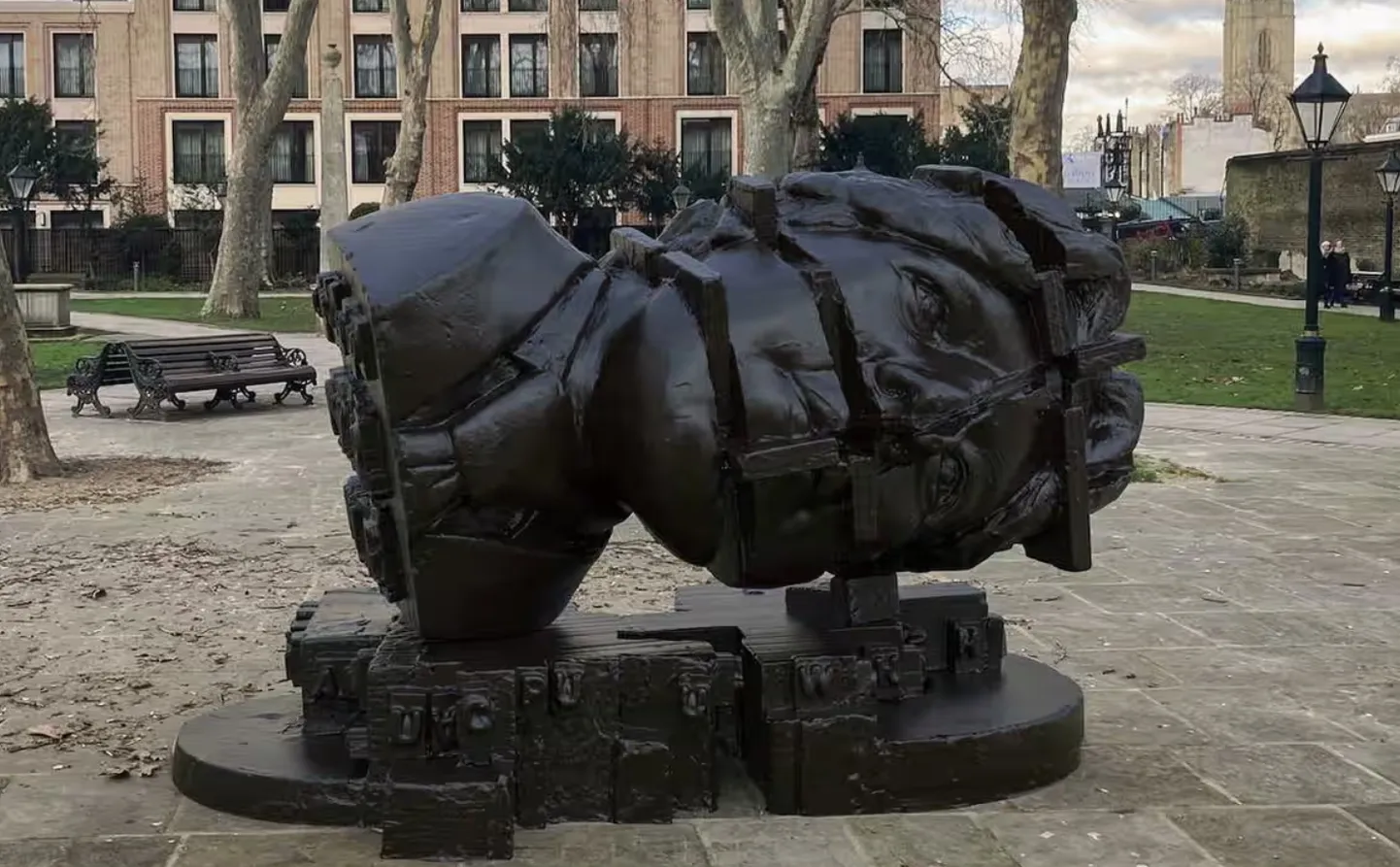 Eduardo Paolozzi esitas Wilde'i skulptuuri disaini 1995. aastal, uskudes, et Wilde'i skulptuur peaks olema mitte niivõrd realistlik, kuivõrd kontseptuaalne.