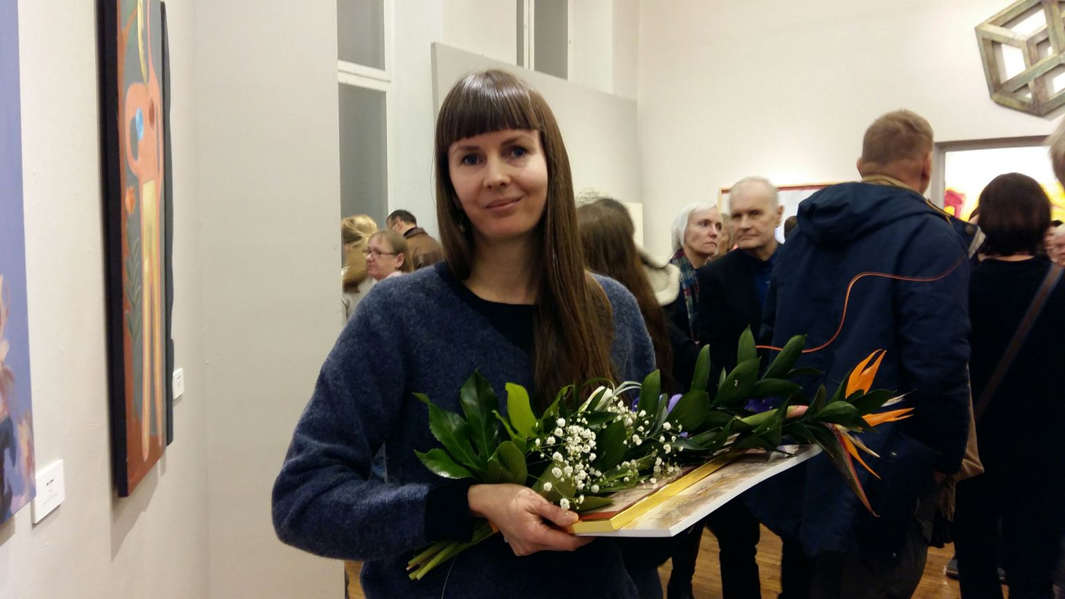 Eike Eplik sai peale preemia ka lilled ja Imat Suumanni äsja ilmunud kataloogi.