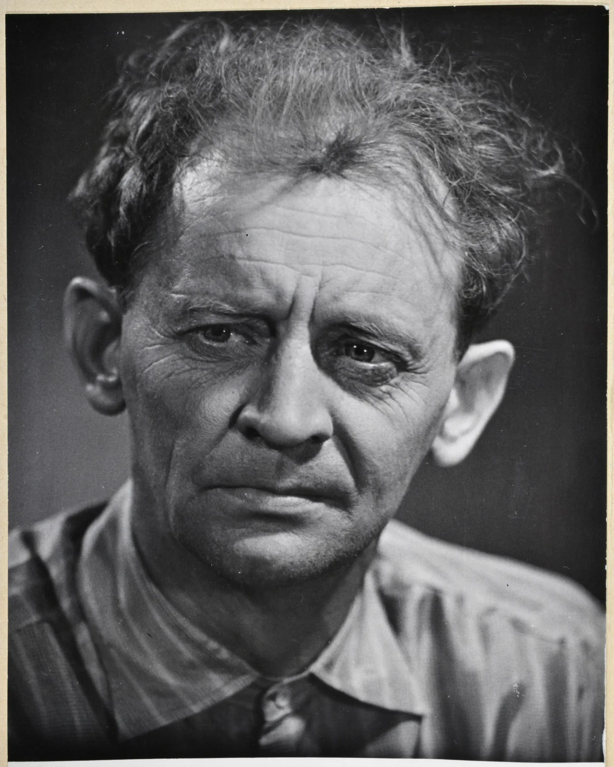 Jüri Järvet mängis pea 30 filmis, nende seas «Viini postmark», «Hullumeelsus», «Kuningas Lear», «Tuuline rand», «Metskapten», «Solaris», «Ukuaru», «Suvi», ««Hukkunud Alpinisti» hotell», «Metskannikesed». «Nipernaadi» ja «Tallinn pimeduses»». 1966. aastal Tallinnfilmi mängufilmi «Mis juhtus Andres Lapeteusega» proovivõtetel tehtud foto.
