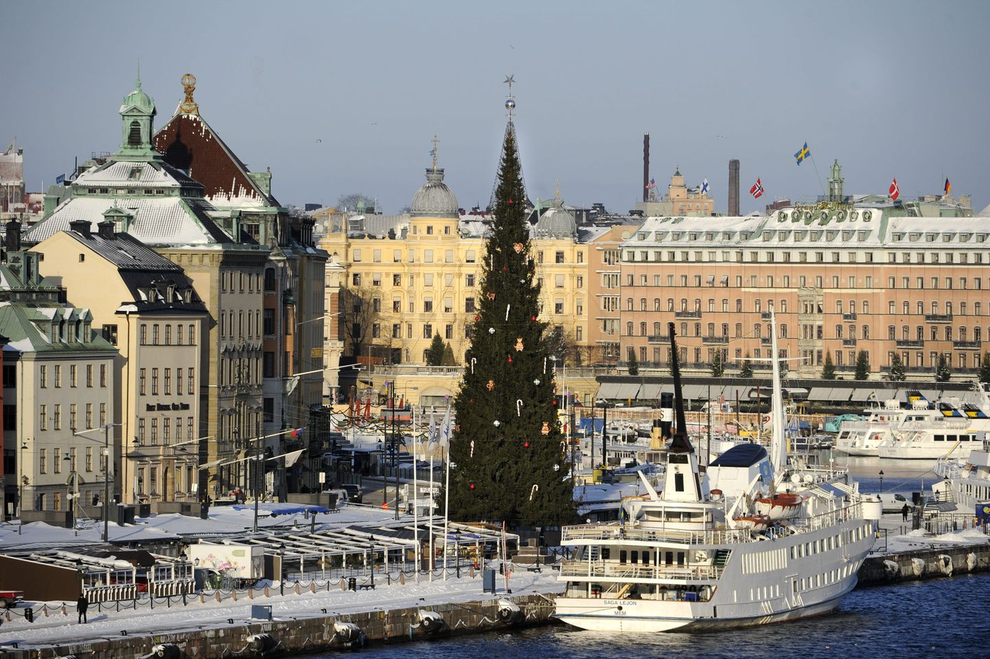 38-meetrine jõulukuusk ehib Stockholmis Gamla Stani piirkonda.