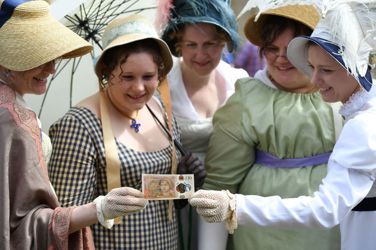 Naised Jane Austeni pildiga rahatähega.