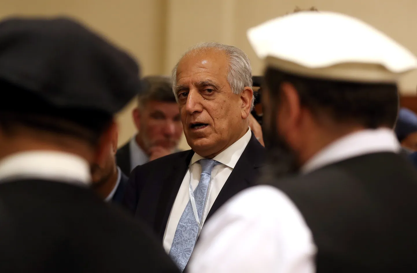USA eriesindaja Afganistani rahuprotsessis Zalmay Khalilzad (taamal) 8. juulil Dohas Afganistani-sisese dialoogi kohtumisel.