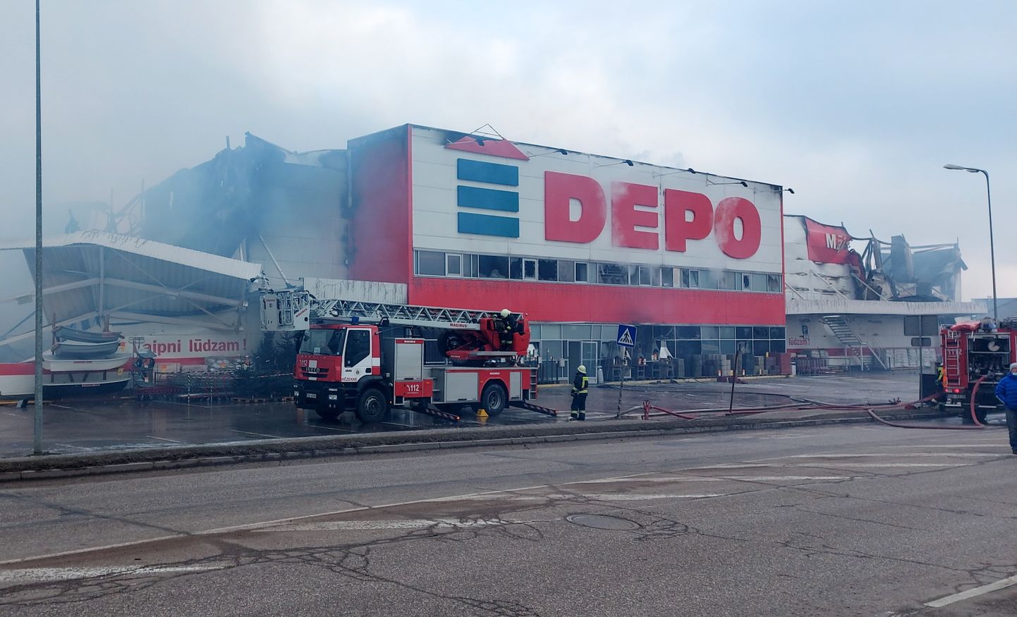 Ugunsdzēsējiem izdevies lokalizēt 13 500 kvadrātmetru plašo ugunsgrēku būvniecības preču veikalā "Depo" Rēzeknē.