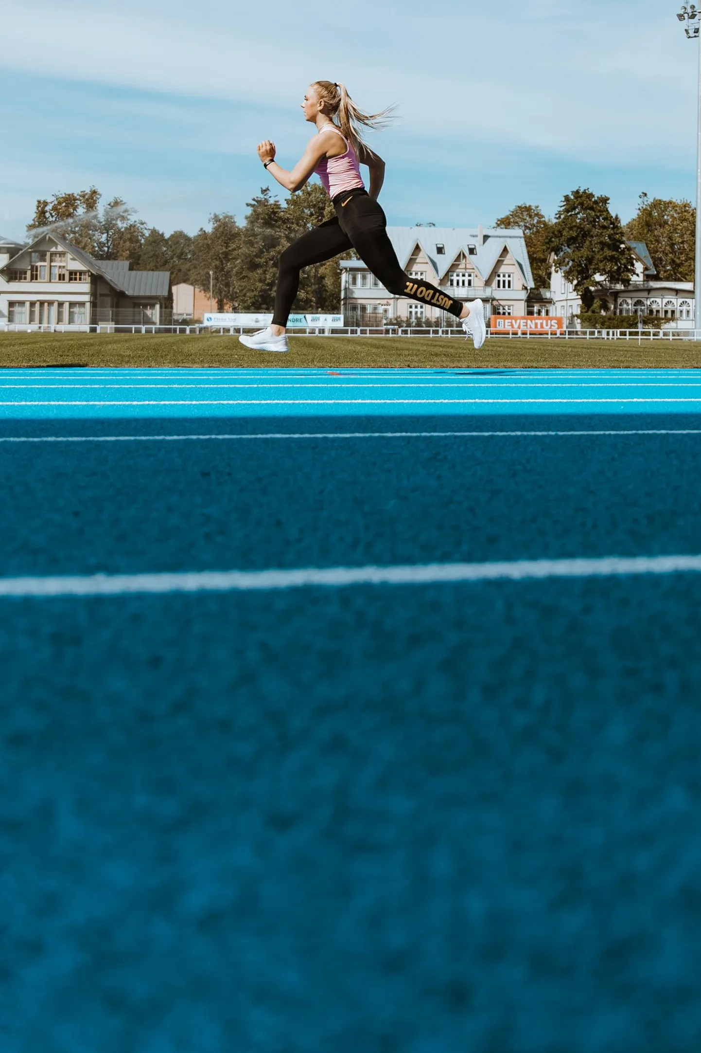 Sportlased lausa kibelesid tagasi Rannastaadionile. Kergejõustiklased lasti rajale kohe pärast seda, kui linnavalitsus oli allkirjastatud aktiga raja ehitajalt vastu võtnud.