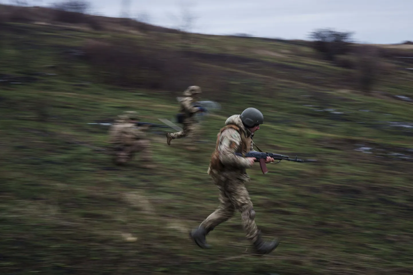 Ukraina sõdurid väljaõppel rindejoone lähistel Donetski oblastis. Foto on illustratiivne.