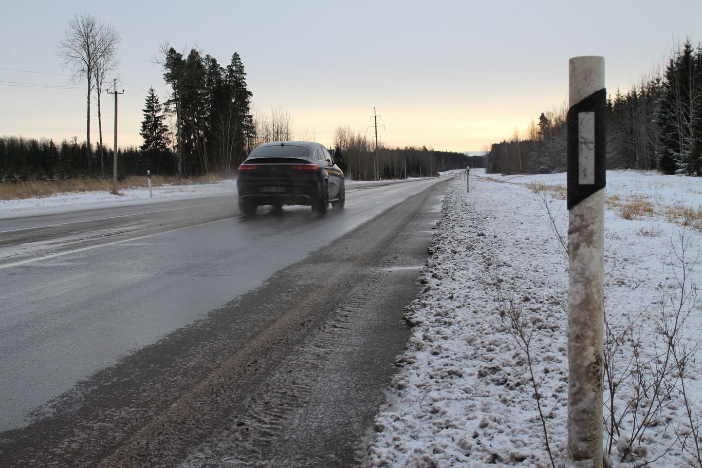 Kagu-Eestis sajab kohati lund ning teedel on lumiseid lõike, teedel valitseb jäiteoht.