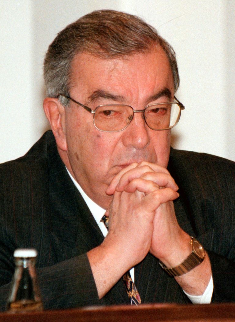 Премьер-министр России в 1998-1999 годах, выходец из спецслужб СССР Евгений Примаков (1929-2015) после выступления в Совете Федерации, верхней палате российского парламента, Москва, 14 октября 1998 года.