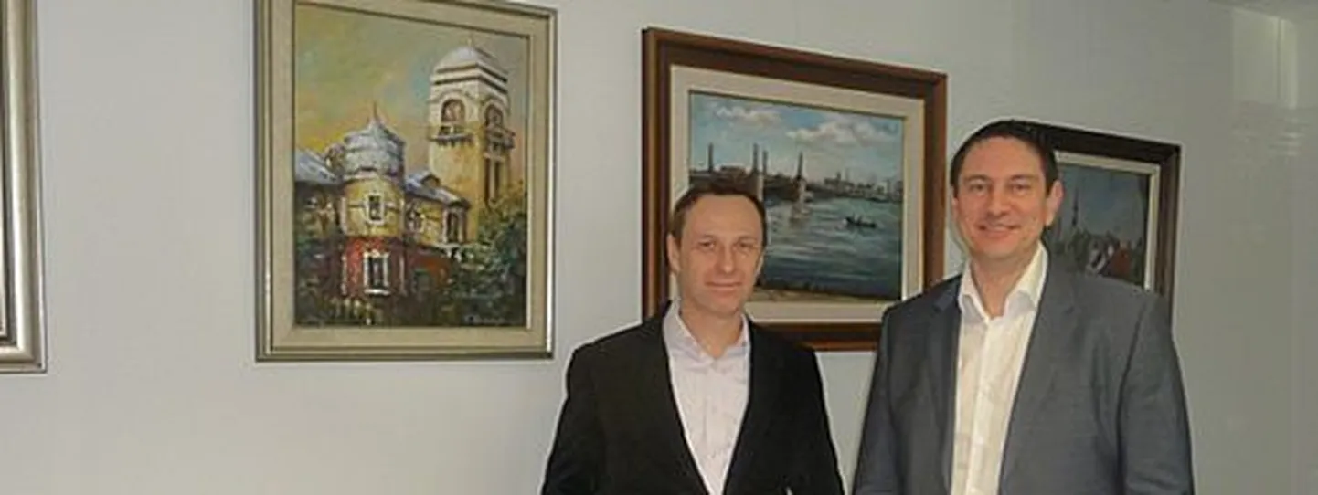 LVM Kinnisvara juhatuse liikmed Andres Sutt (vasakul) ja Ingmar Saksing oma Pärnu vaadetest koosneva kogu taustal.