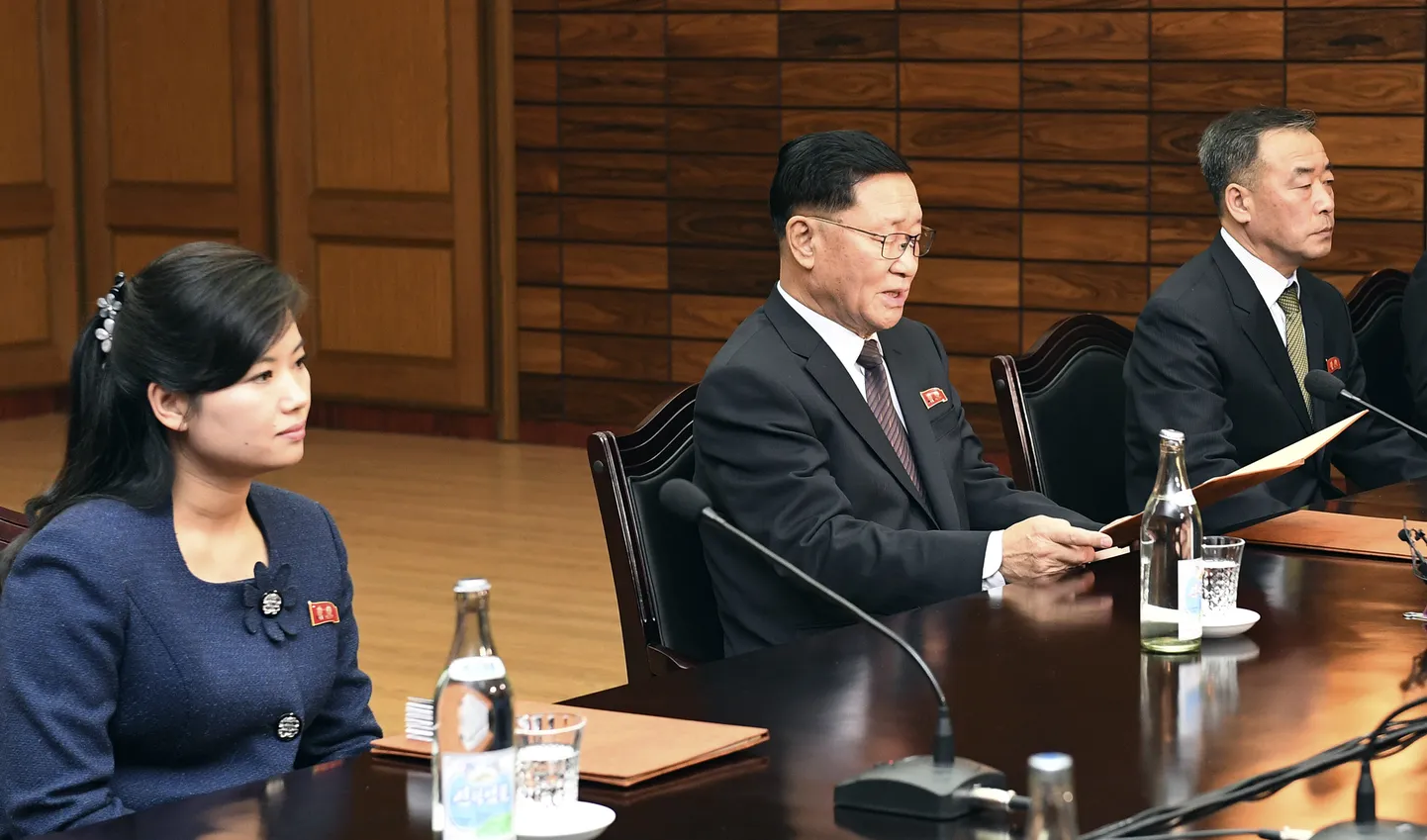 Hyon Song-wol (vasakul)
