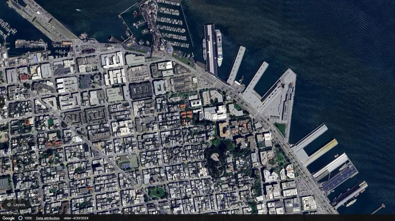 San Francisco 2024. aastal. Kahe pildi võrdlusest on näha, et sadamaid ja kaisid kasutati vanasti laevanduses ja tööstuses, kuid nüüd on sealsamas hoopis ujuvrestoranid, jahid ja reisilaevad.