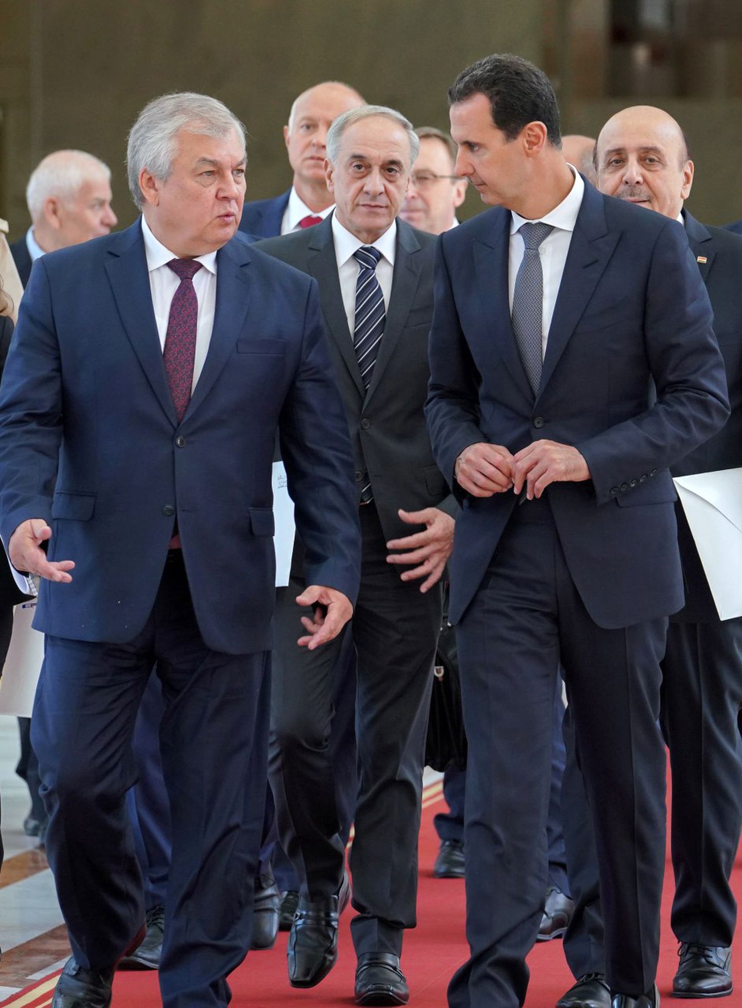 Süüria president Bashar al-Assad (paremal) pühapäeval Vene delegatsiooni vastu võtmas.