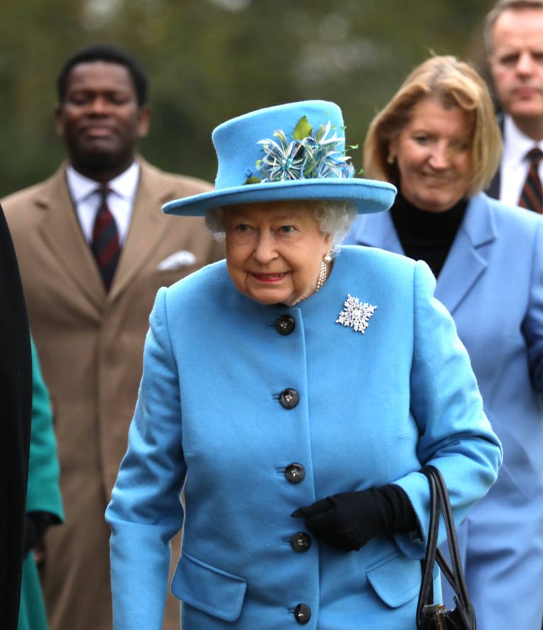 Kuninganna Elizabeth II eelmisel pühapäeval Sandringhamis, kaunis helesinises kostüümis, kandes erilist, Kanada-teemalist prossi.