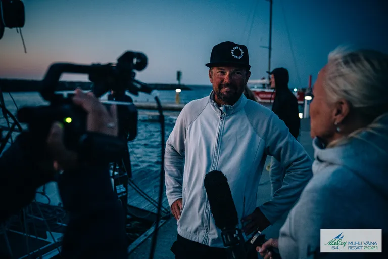 Kõige esimesena regati pikima etapi lõpetanud Jahtkubi Dago jahi Olympic roolimees Tiit Vihul Kärdla sadamas - A. Le Coq 64. Muhu Väina regatt - Alter Marine Kõiguste-Kärdla etapp - 16.07.2021