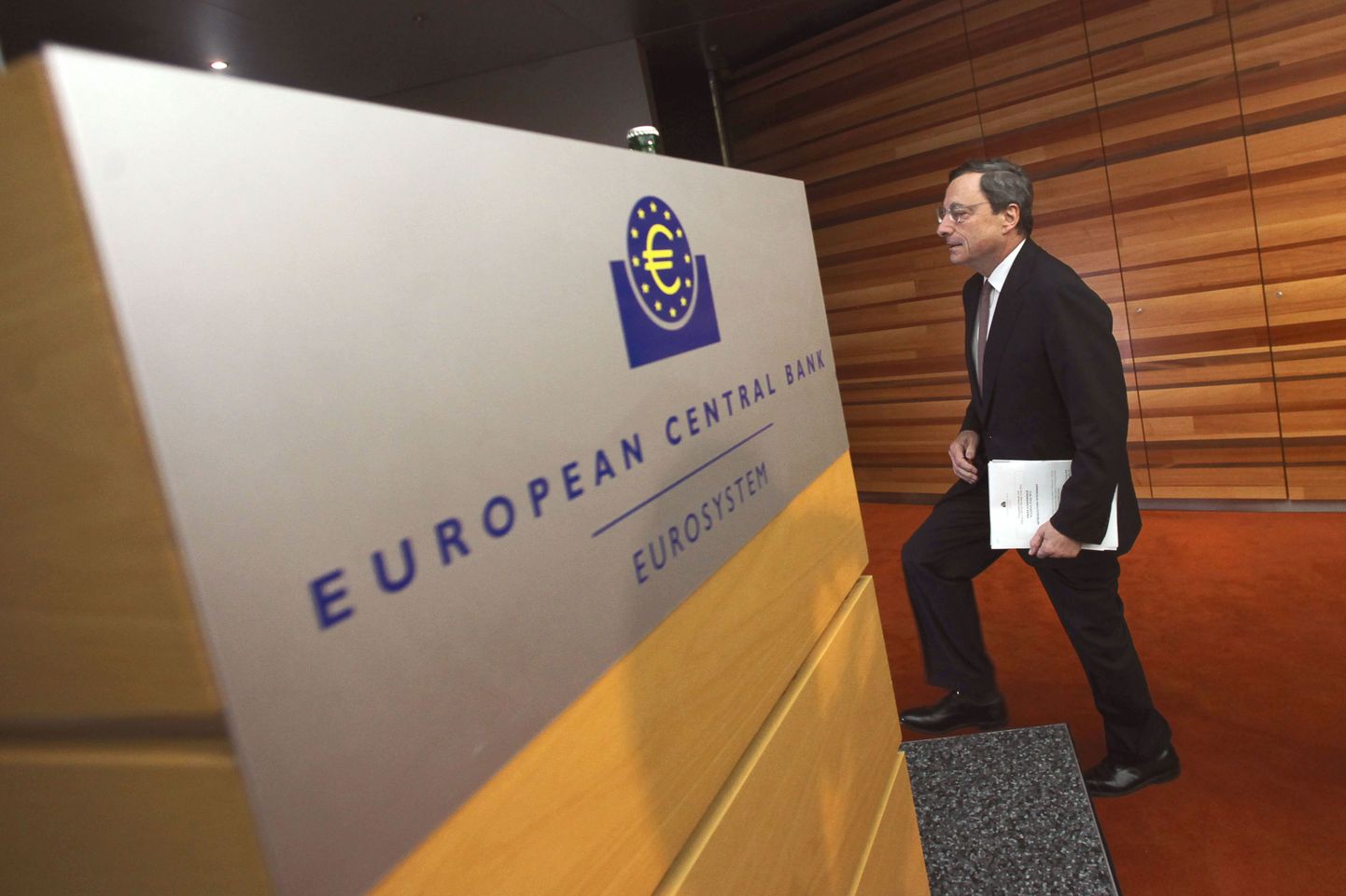 Euroopa Keskpanga president Mario Draghi eile pressikonverentsile minemas.