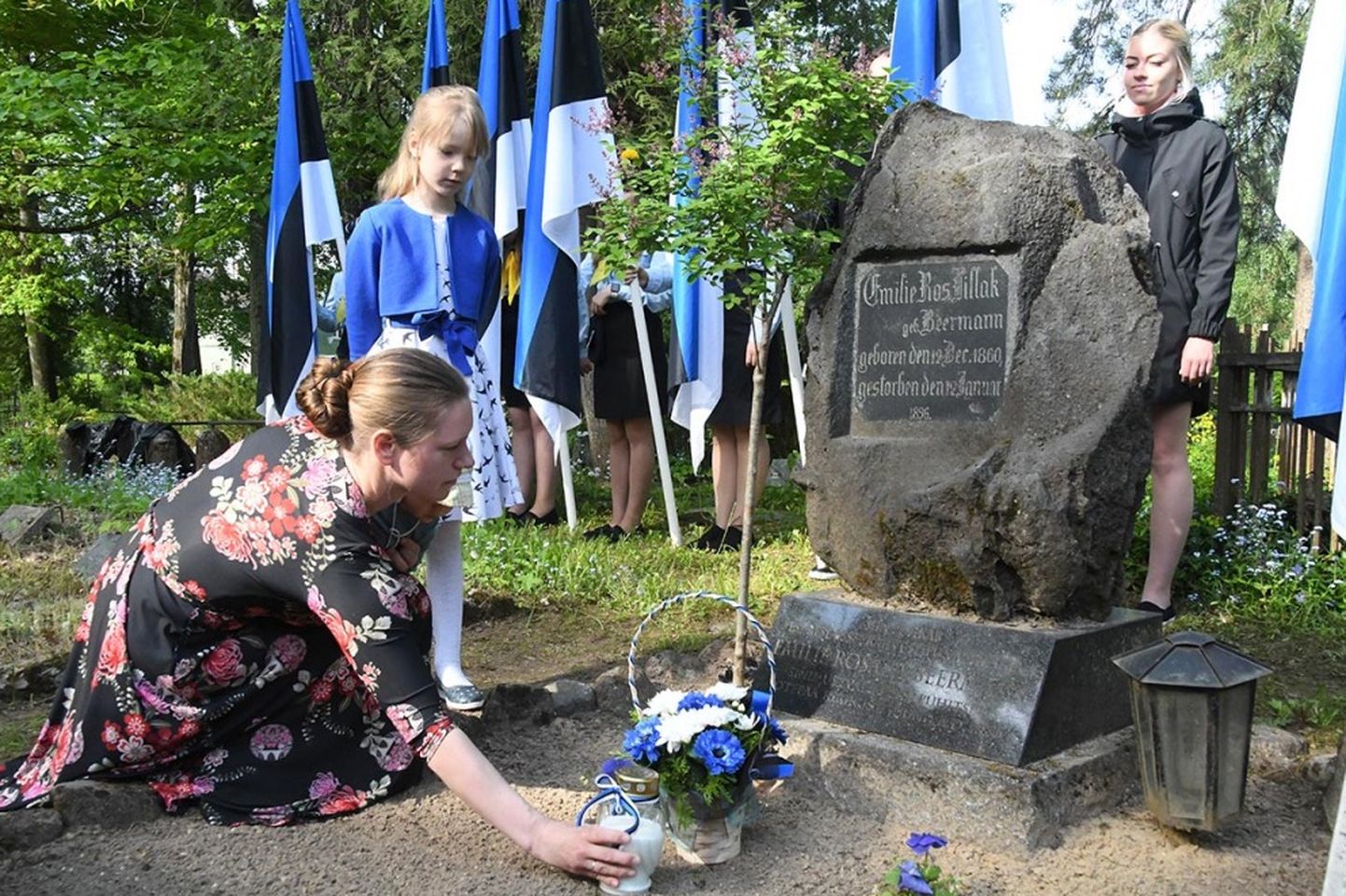 Eesti lipu päeval kogunes nii nooremat kui vanemat rahvast Viljandi Vanale kalmistule Emilie Rosalie Beermanni puhkepaika.