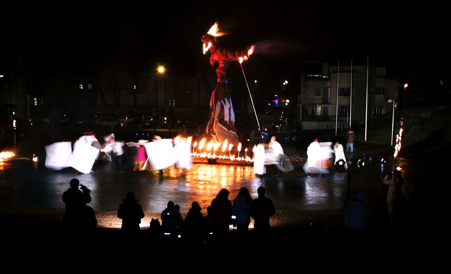 Pärnus tähistatakse talvist pööripäeva tule- ja tantsuetendusega.