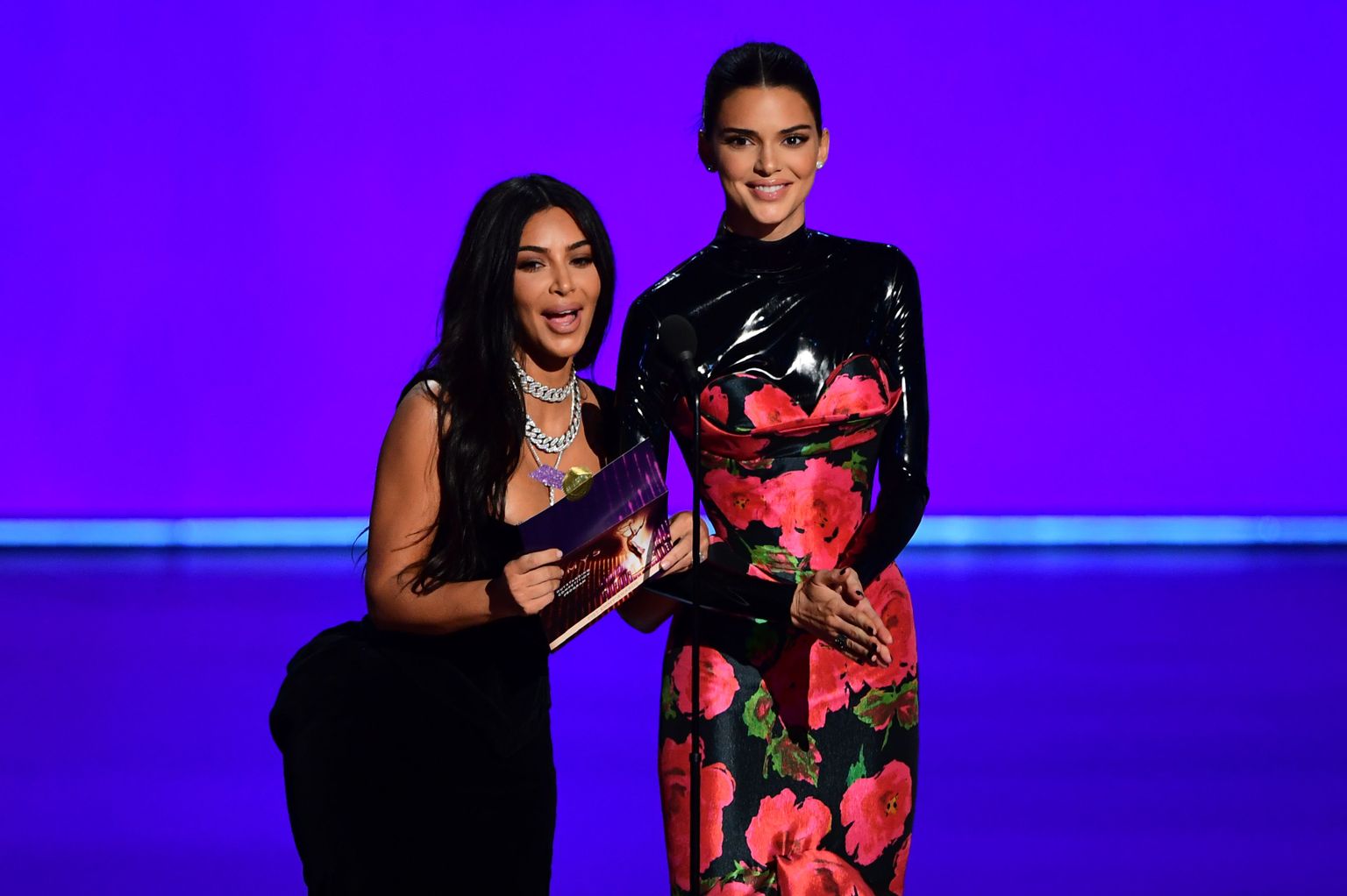 Tõsieluseriaali staarid Kim Kardashian ja Kendall Jenner jagasid Emmy'del välja auhinna parimale võistlusprogrammile, ning tegid ennast naerualusteks.