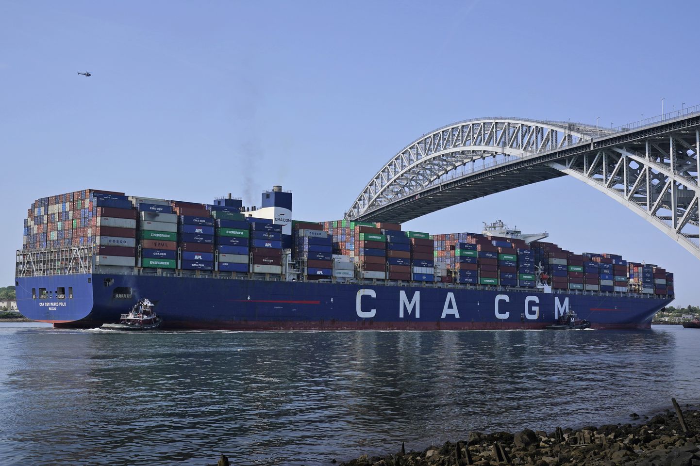 Firma CMA CGM konteinerilaev Marco Polo sõidab läbi kõrgemale tõstetud Bayonne silla alt ning suundub New Jersey sadamasse. Miljardeid maksma läinud silla kõrgemaks ehitamise projekt võeti ette spetsiaalselt selleks, et võimaldada suurematel konteinerilaevadel New Yorgi piirkonna sadamatesse siseneda.