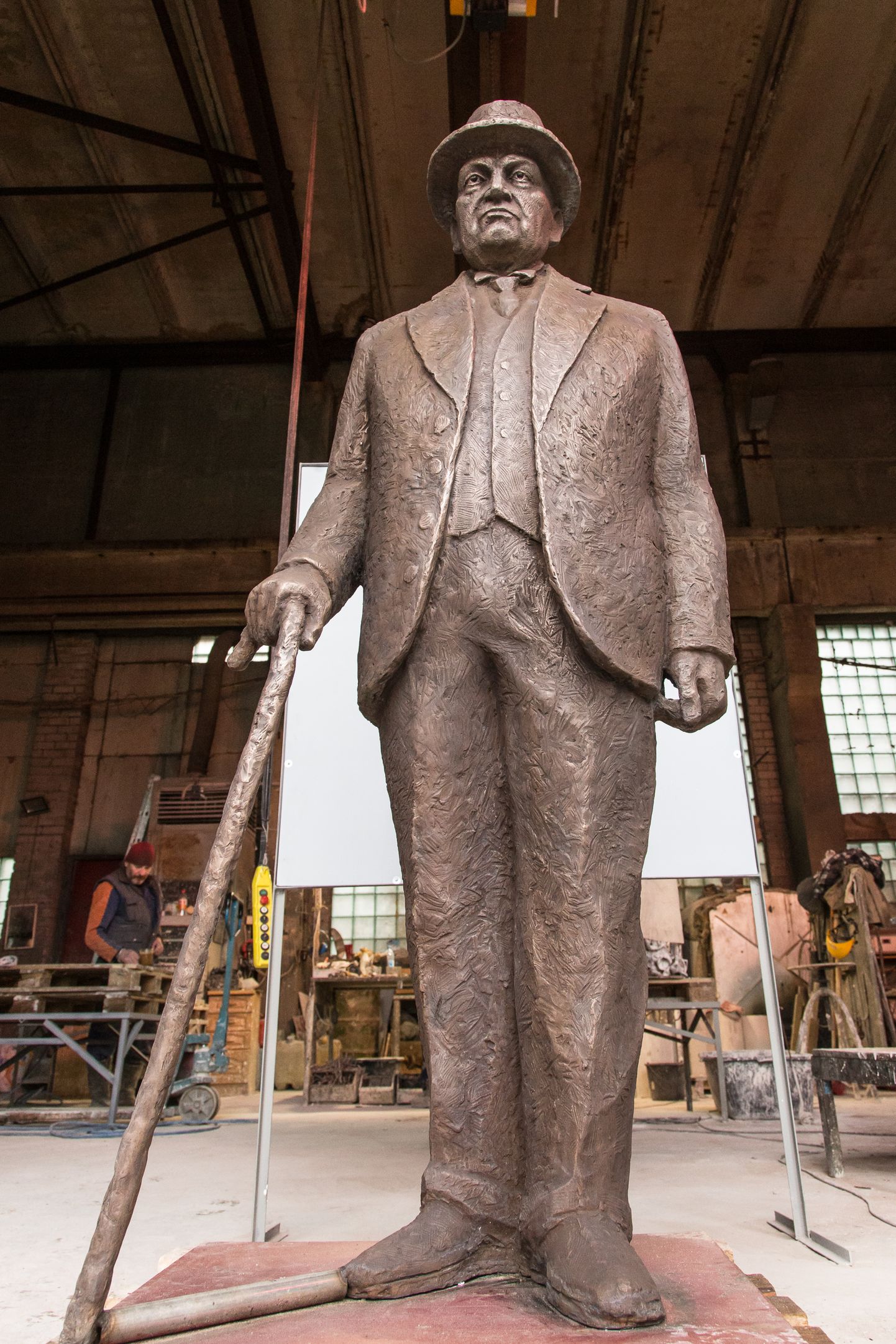 Скульптура Константина Пятса незадолго до ее установки в Оруском парке, скульптор - Айвар Симсон.
