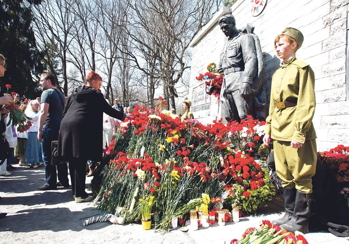 Каждый год 9 мая жители Эстонии приходят к Бронзовому солдату на Военном кладбище в Таллинне, чтобы почтить память павших в борьбе против фашизма.