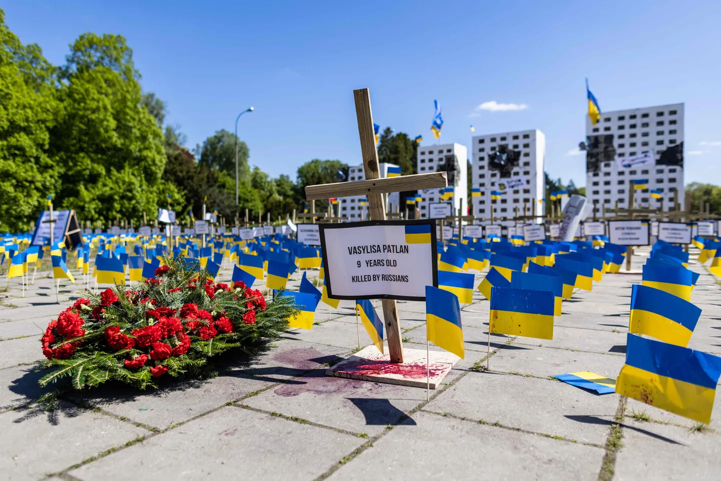 Protestiks maha märgitud Ukraina lipud ja ohvrite nimesid kandvad ristid. 9. mai 2023, 78. aastapäev, mis tähistab võitu natsismi üle ja teise maailmasõja lõppu Euroopas. Foto on illustratiivne.