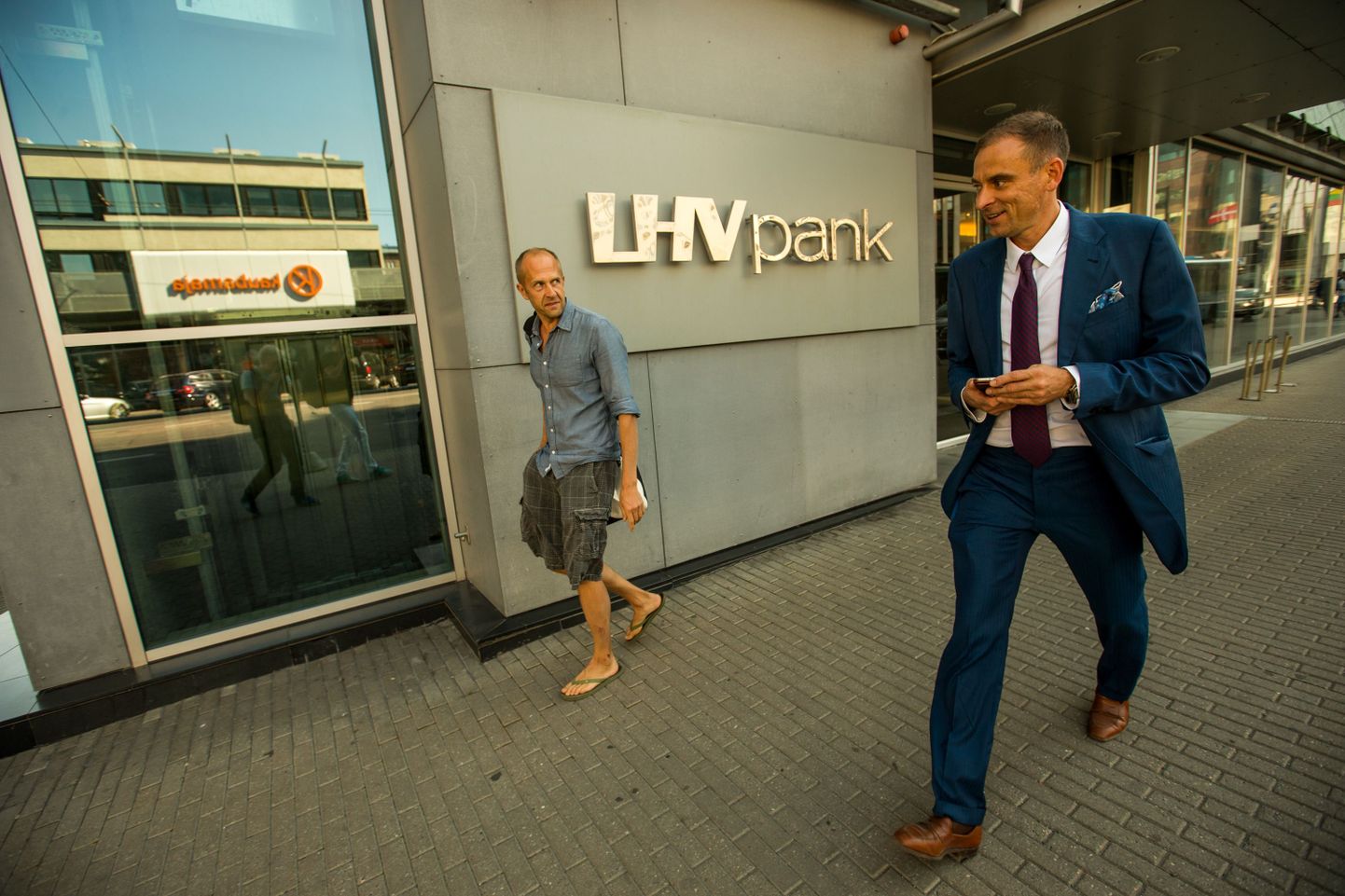LHV omanik Rain Lõhmus Tallinnas asuva pangahoone ees 24. augustil 2015. aastal, kui pank avas oma esimesed sularahaautomaadid.