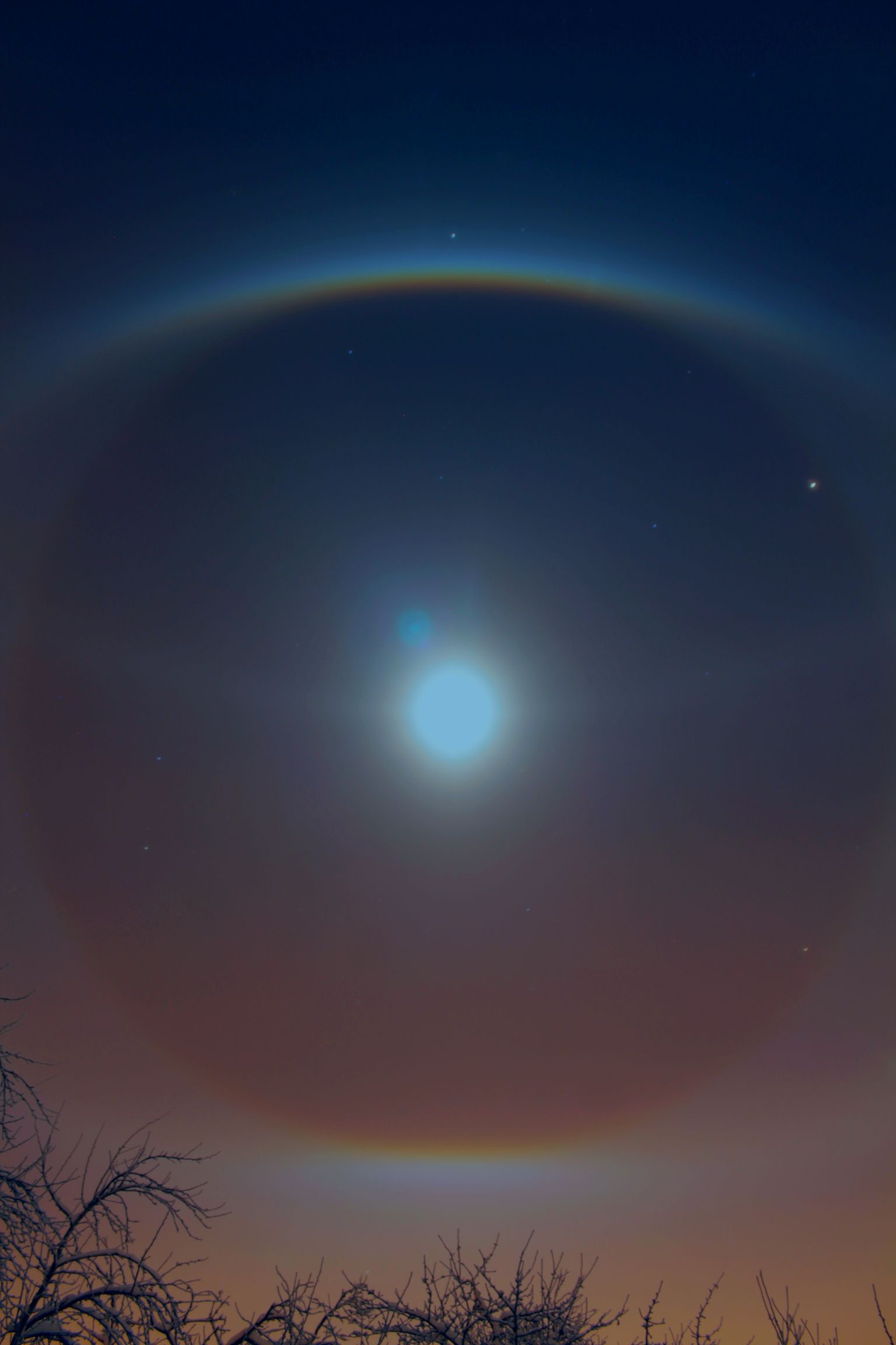 Светящееся кольцо вокруг Луны в Вильяндимаа, 9 декабря.