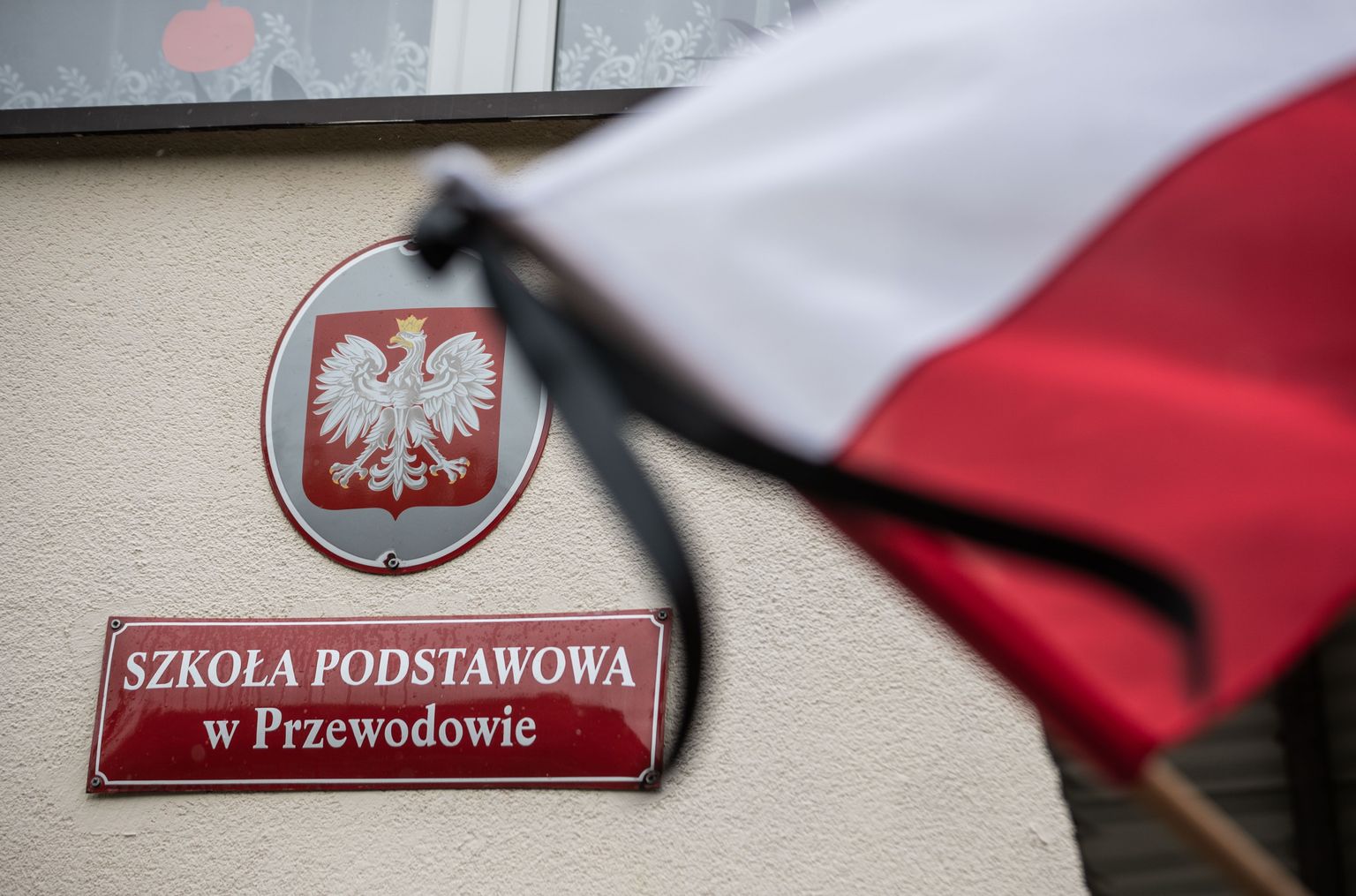 Przewodówi koolimaja sissepääsu juures lehvivad neljapäevast alates leinalintidega Poola lipud.