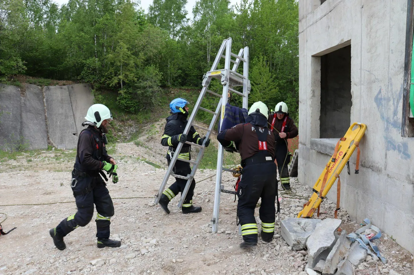 Ida päästekeskuse eliitkomandoks tituleeritud Väike-Maarja komando nööripäästel.
