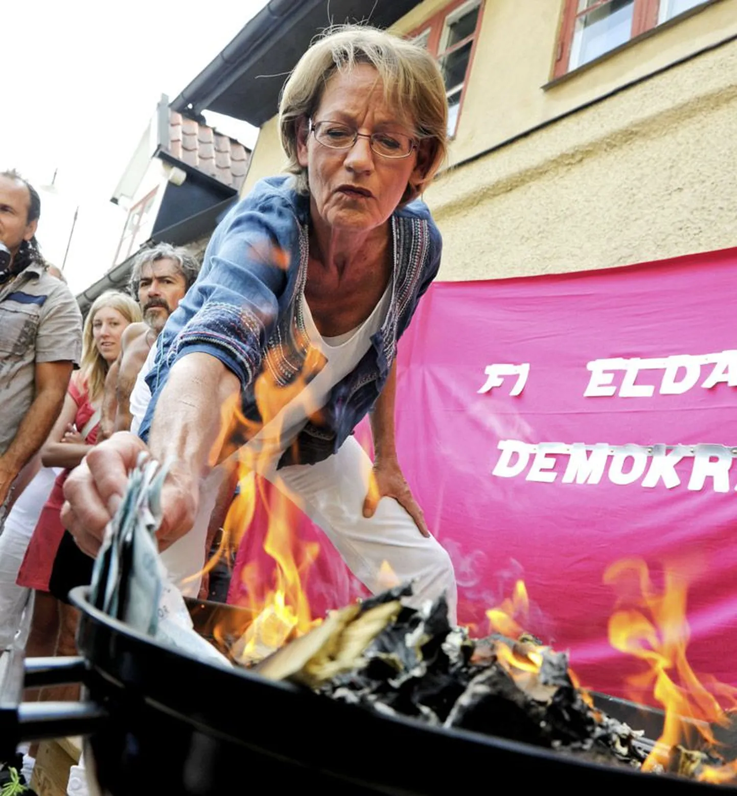 Лидер шведской партии «Феминистская инициатива» Гудрун Шуман во время акции протеста за права женщин 6 июля публично сожгла 100 тысяч шведских крон.