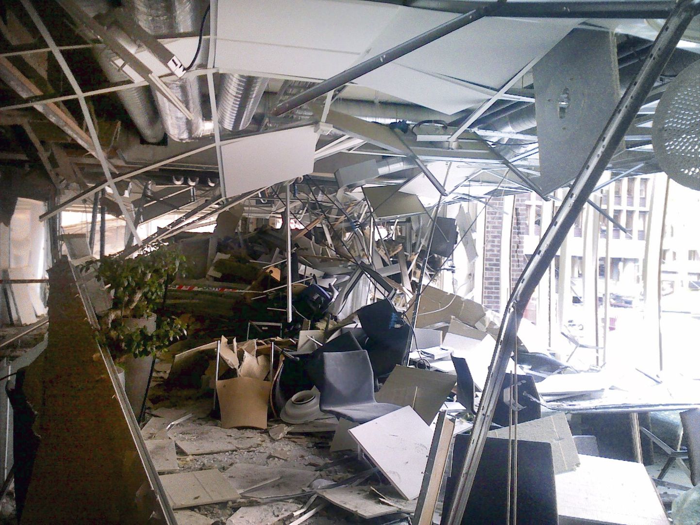 22. juuli pommiplahvatuses viga saanud büroo Oslos.