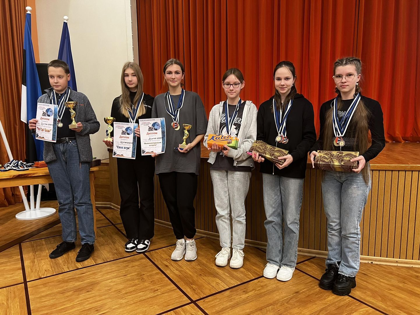 Команда семиклассников Кохтла-Ярвеской Кесклиннаской основной школы "Золотая середина" выиграла ХIII чемпионат Эстонии по интеллектуальным играм.
