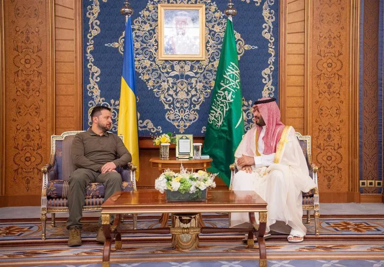 Президент Украины Владимир Зеленский в середине мая 2023 года ездил на саммит Лиги арабских государств в Джидду. Там он встретился с наследным принцем Саудовской Аравии Мухаммадом бин Салманом (на снимке справа)