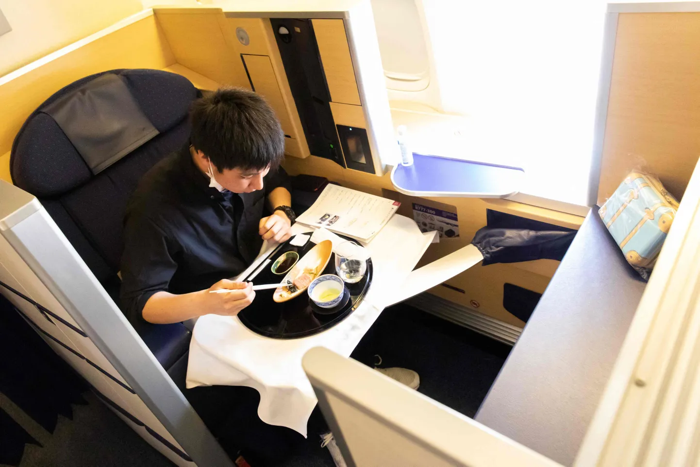 Klient einestamas Tokyos Haneda lennujaamal seisvas All Nippon Airwaysi lennukis.