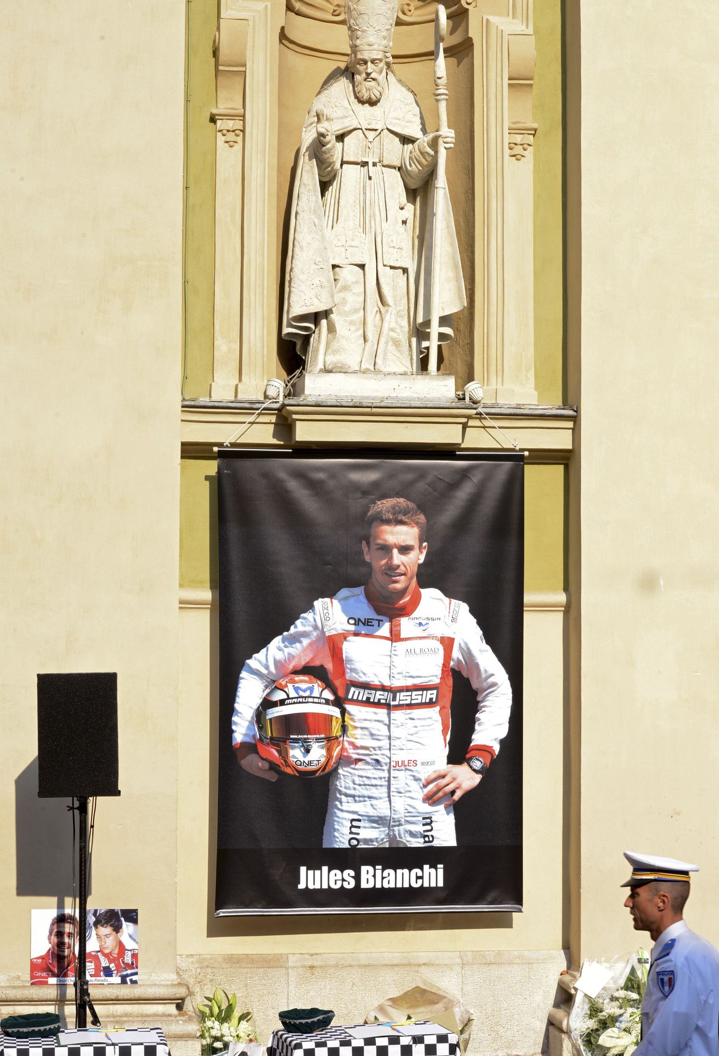 Jules Bianchi portree tema täna peetud matustel.