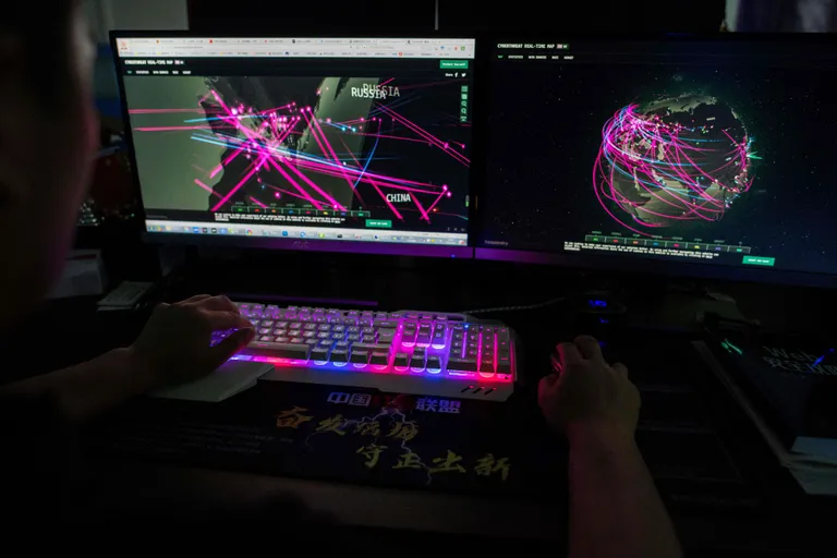 Sellel 2020. aastal tehtud fotol on häkkimisrühmituse Red Hacker Alliance liige Prince, kes kasutab veebisaiti, mis jälgib tema arvutis ülemaailmseid küberrünnakuid. Tegelane asub Dongguanis, Hiina lõunaosas Guangdongi provintsis ja tema tegelik nimi pole teada. Pilt on tehtud ajal, kui kahtlustati häkkerite sekkumist USA presidendivalimistesse. Ameerika tehnoloogiagigant Microsoft tõrjus siis mitmete välismaiste rühmituste – sealhulgas Hiina – küberrünnakuid nii vabariiklaste kui ka demokraatide kampaaniate vastu.