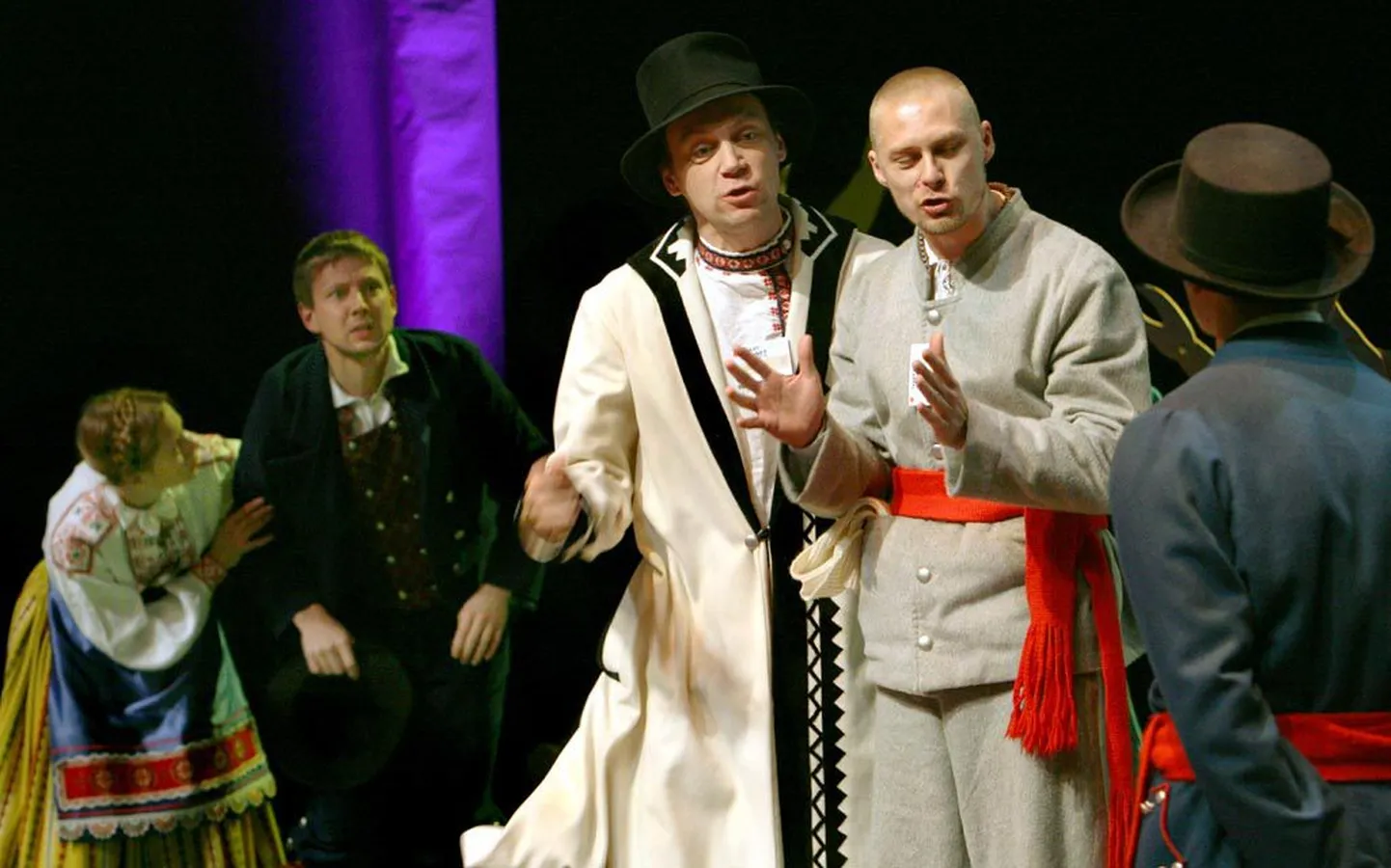 Teatri NO99 etenduses “NO88: ГЭП. Garjatsie estonskie parnii” üritavad Eesti mehed lahendada iibeprobleemi.