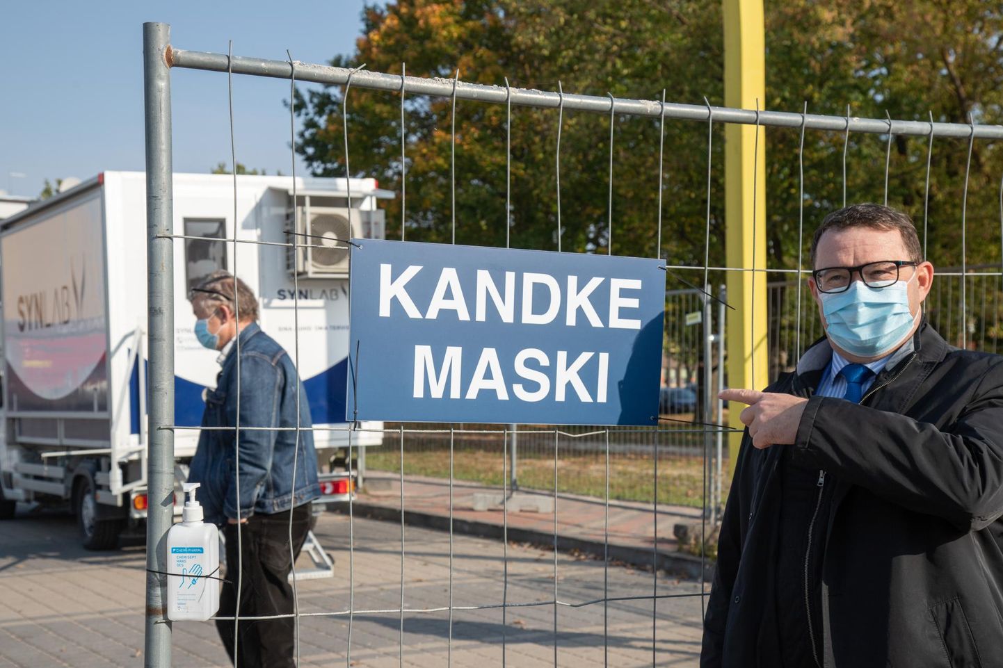 Viljandi linnapea Madis Timpson 20. oktoobril koroonaproovi andmas.