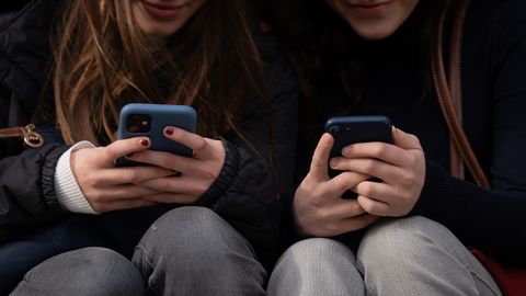 Inglismaa koolides liigutakse täieliku mobiiltelefonide keelu suunas