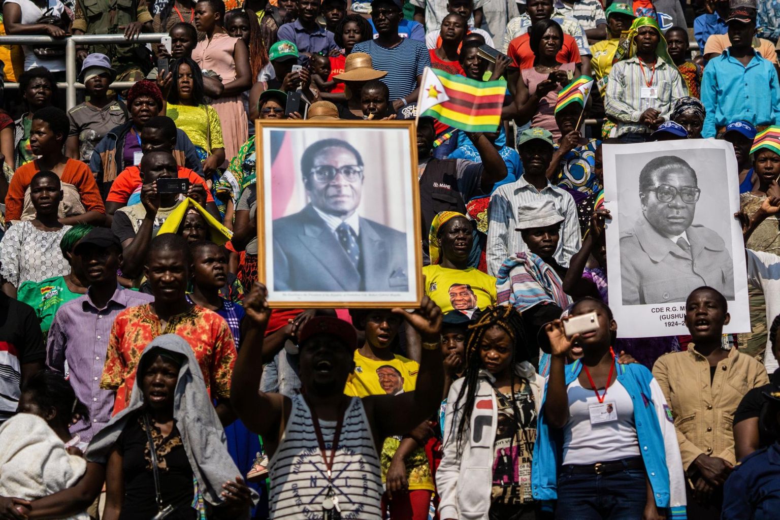 Leinajad laupäevasel ärasaatmisel Robert Mugabet kujutavate plakatitega.