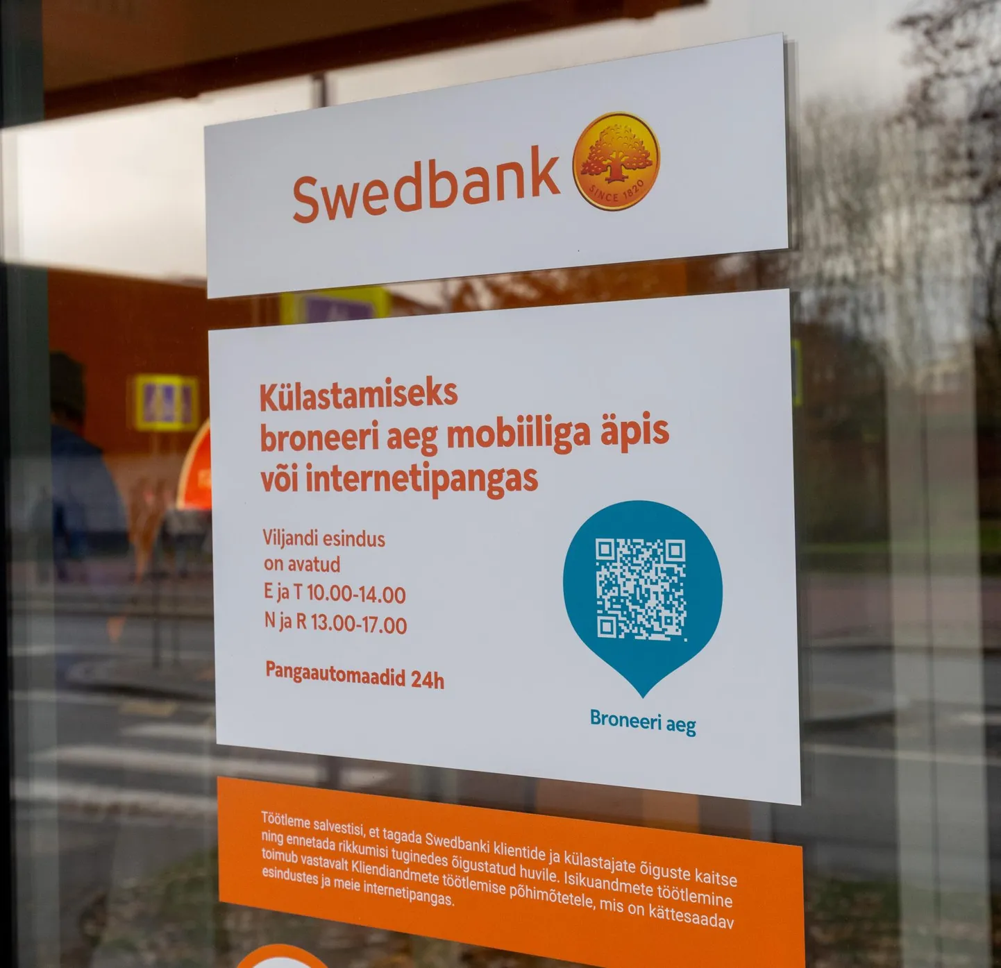 Pangas teenindaja juurde jõudmiseks on vajalik eelnev broneering.