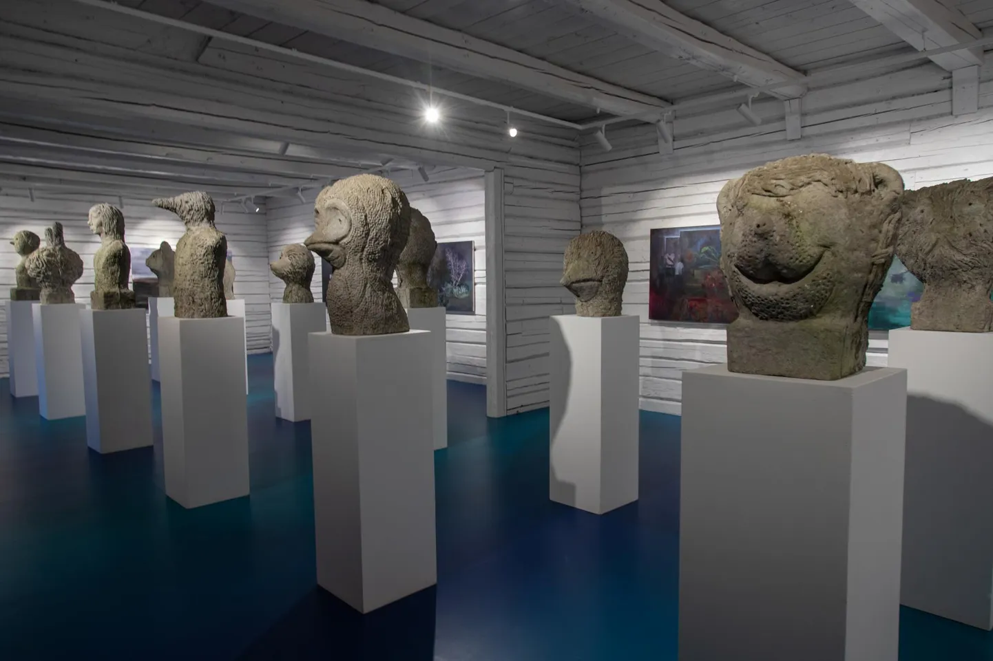 Viljandi vanalinnas Rüki galeriis on vaatajate ette toodud Jenny Grönholmi uus maaliseeria «Terendus» ja Jass Kaselaane skulptuurigrupp «Lelud». Väljapanek visualiseerib mälu, mäletamise ja mälestustega seonduvat. Seda näitust on veel võimalik vaadata 30. detsembrini.