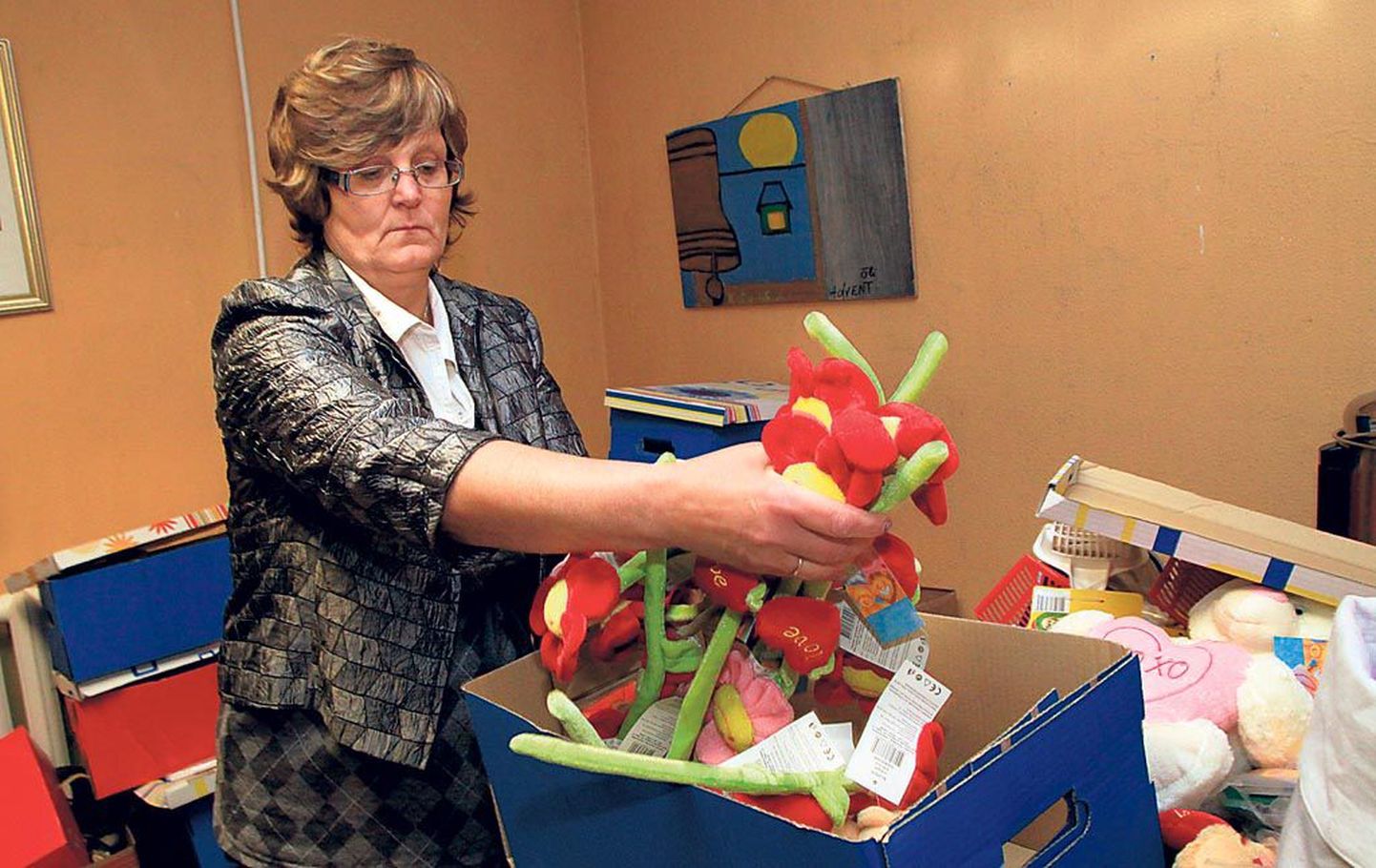 Shalomi abikeskuse juhataja Anne Aas rõõmustas, et lastekaitsepäeva eel saavad nad paljusid lapsi uute mänguasjadega üllatada.