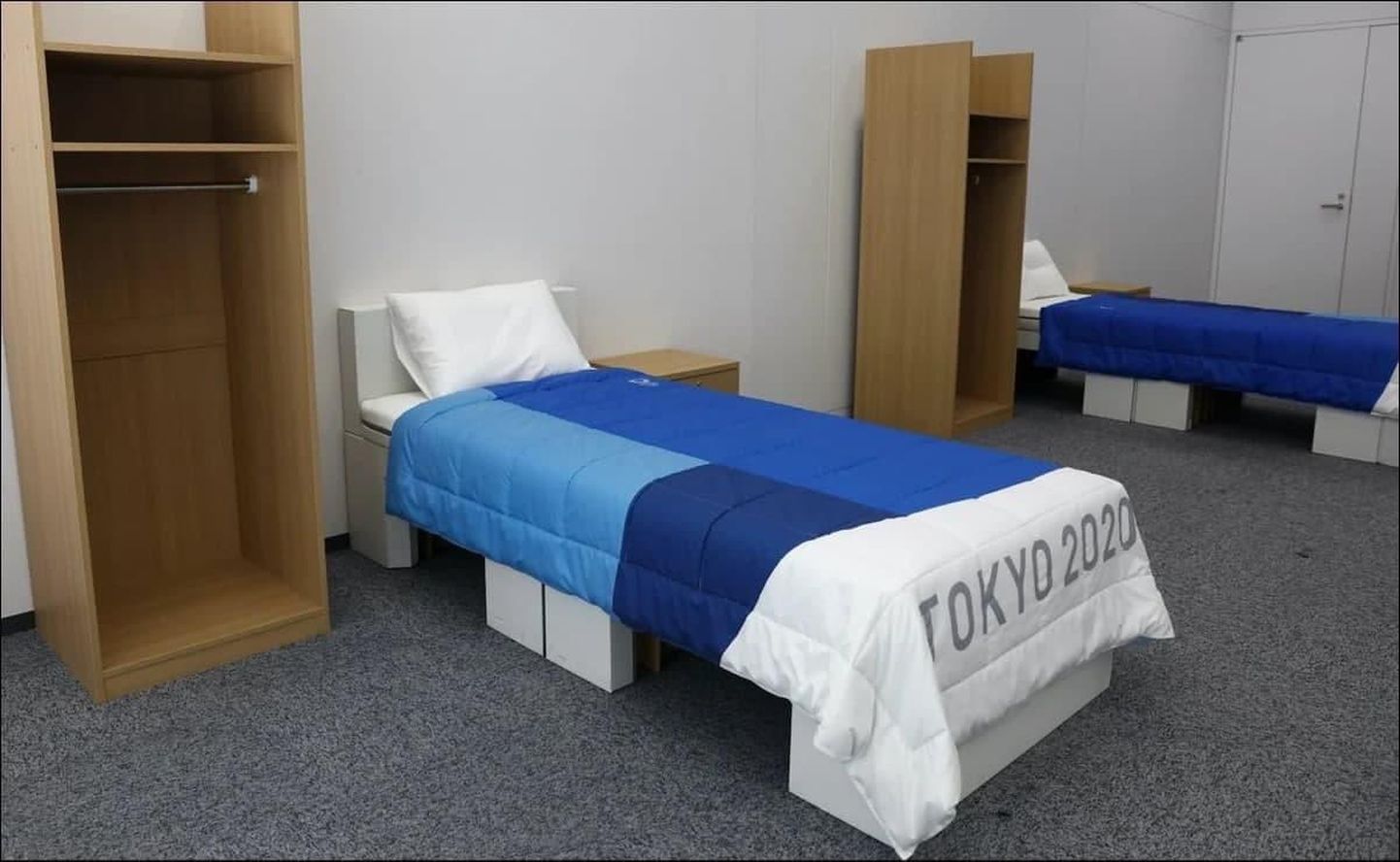 Картонная кровать в Олимпийской деревне.